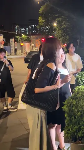 Hôm qua Quách Sảng đến nhà hát gặp lại Dương tỷ nè bà con 😄 #snh48 #snh48teamhii #hứadươngngọctrác #quáchsảng 