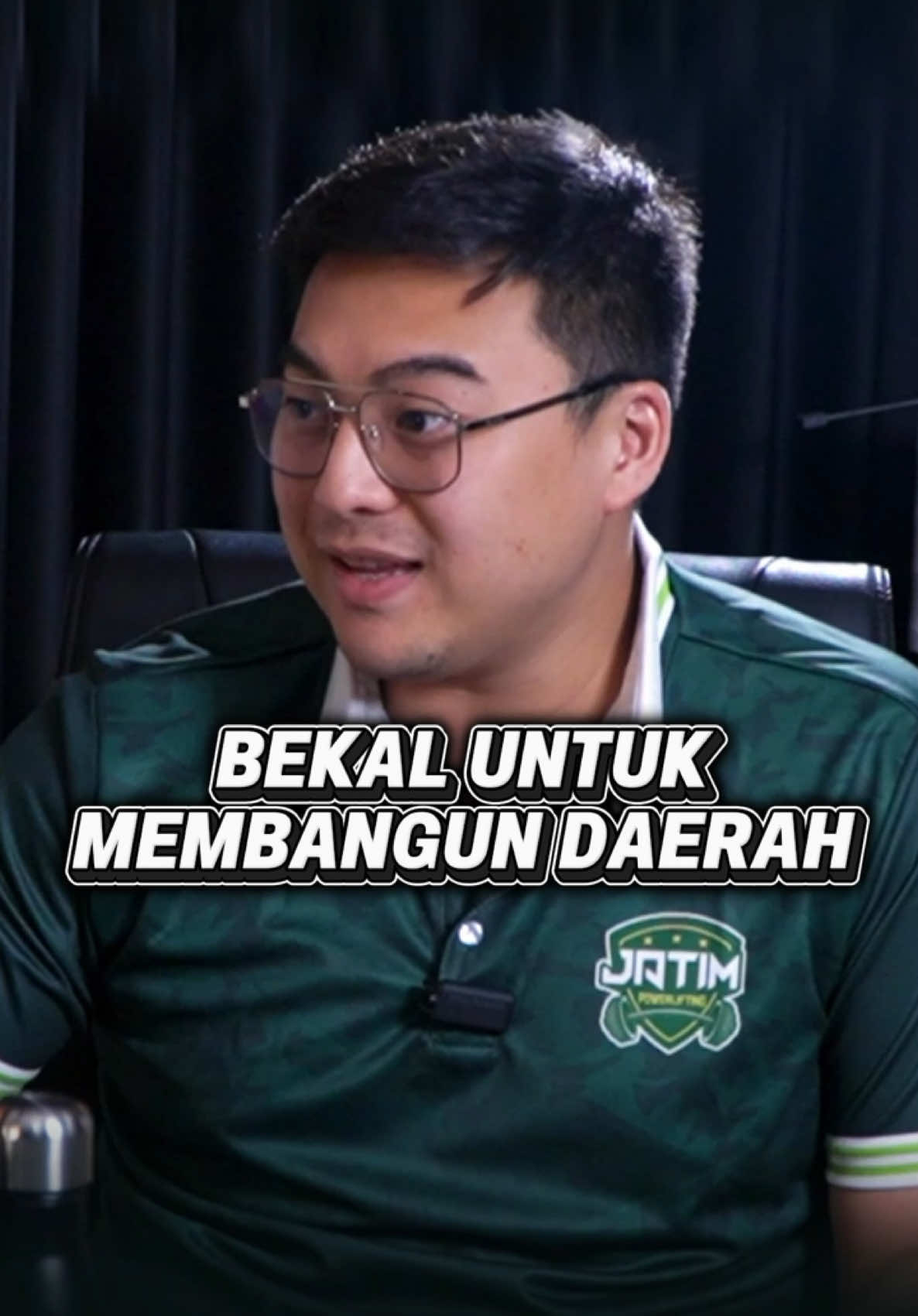 Bertanding basket hingga keluar daerah, bahkan sampai luar pulau, itu penting bukan hanya untuk menguji kemampuan, tapi juga untuk membentuk karakter pemain. Di setiap daerah, gaya permainan dan strategi yang dihadapi akan berbeda, memaksa kalian untuk beradaptasi dan belajar hal baru. Tantangan bertanding di tempat asing, jauh dari rumah, di depan penonton yang mendukung lawan, melatih mental agar lebih kuat dan tahan tekanan. Perjalanan ini juga membuka peluang untuk membangun koneksi dengan pemain, pelatih, dan komunitas basket lain, yang suatu saat bisa membuka pintu kesempatan baru. Bukan hanya sekadar hasil pertandingan, pengalaman tanding di luar daerah adalah investasi berharga untuk skill, mental, dan wawasan yang tidak bisa dibeli dengan latihan di kota sendiri.  Podcast Ko Bram selanjutnya, akan datangin coach juga. Siapa dia? Coba tebak di komen yaaa... #podcast #promoseruweekend #kobram 