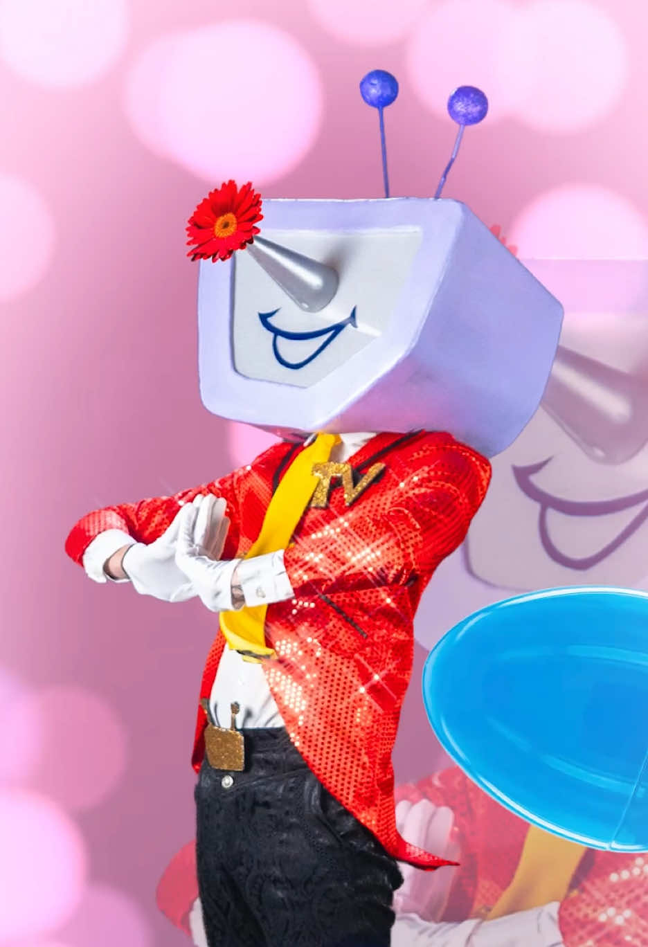 Tenna chan! What do you like?? Not beating the small mailman enjoyer allegations, is he? #deltarunememe #tennacosplay #tenna #deltarunecosplay #deltarune 