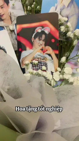 Hoa cho fan gơnnnnn 🙆‍♀️🙆‍♀️🙆‍♀️ #viral #xuhuong #buicongnam #totnghiep #giadinhhaha 