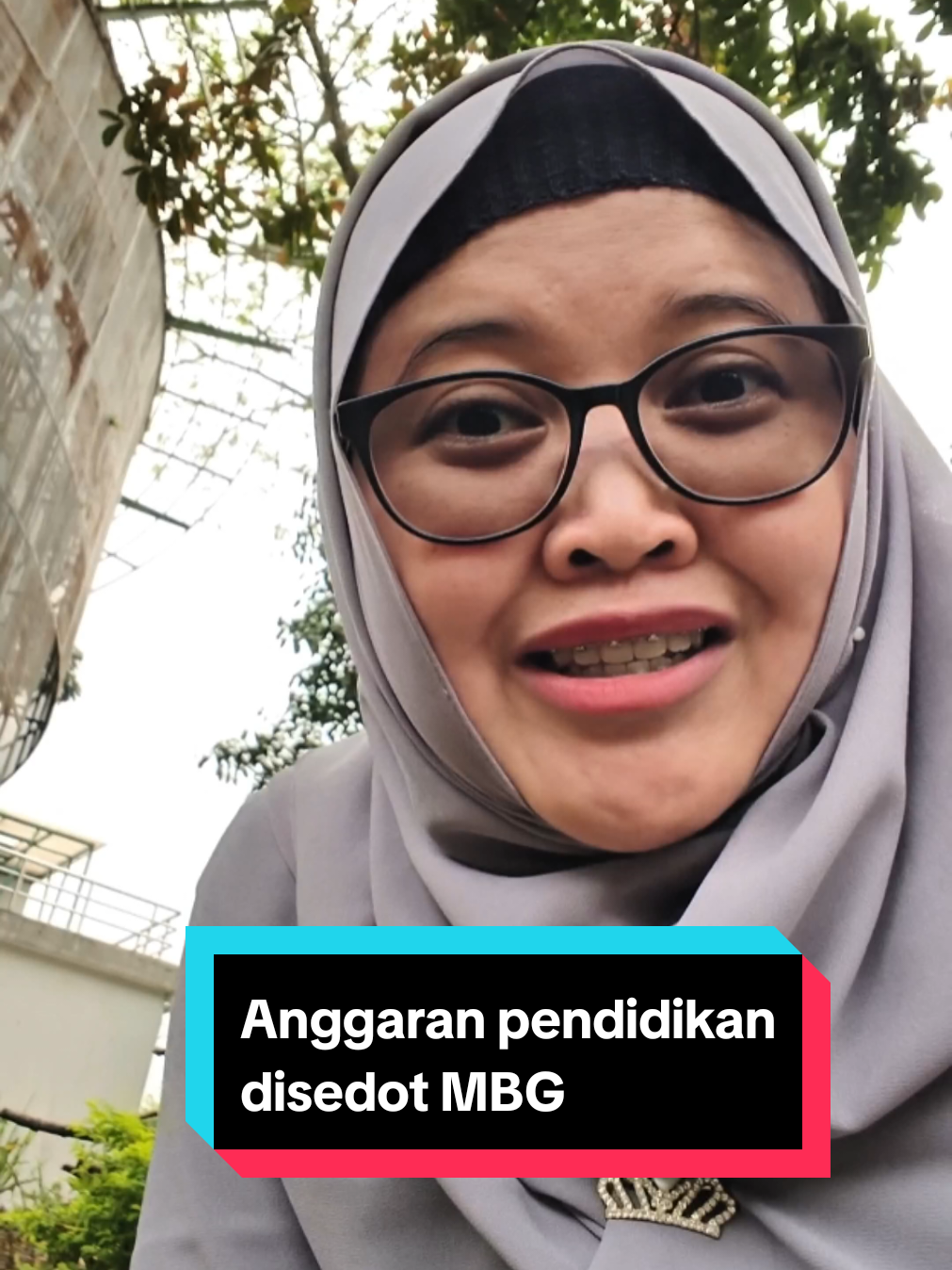 Anggaran pendidikan terbesar sepanjang sejarah NKRI? Ya iya, orang 223 T aja buat MBG. Gimana nggak besar, mending ngambil tunjangan DPR yang kinerjanya ga jelas itu.