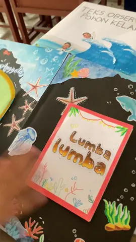 Melihat hasil karya anak-anak ini selalu membuat saya takjub. Bukan hanya karena keindahan atau kerapiannya, tapi juga karena semangat dan ide-ide kreatif yang mereka tuangkan di dalamnya. Karya ini bukan sekadar tugas, melainkan cerminan dari hati #scapbook #lumbalumba #idekreatif # #observasi #fyp 
