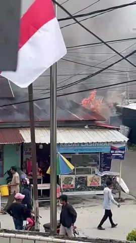 Telah terjadi  kebakaran warung makan depan Rumah sakit lasinrang pinrang, diduga penyebabnya korsleting listrik. Kiriman warga . . . . . #updatepinrangterkini #infoinfo #pinranginfo 