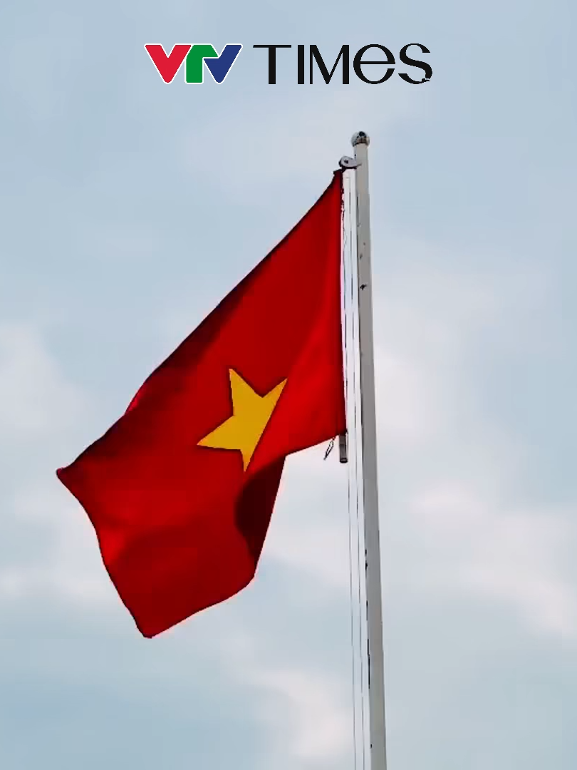 Tuyệt đối điện ảnh!  Su30MK2 lướt qua lá cờ Việt Nam tung bay trong gió. #RangroVietNam #A80