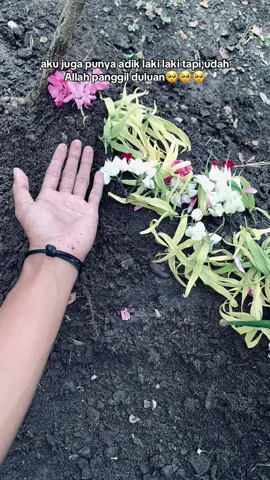 dulu sewaktu Engkau panggil adik ku duluan kenapa tidak digantikan dengan aku saja Ya Allah kenapa harus adik laki lakiku satu satunyaa🥺🥺#tenangdisurgaya #adiktersayang #fouryou 