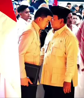 Bangsa ini sudah lama tersakiti baik dari luar maupun dari dalam, dan setiap Pemimpin selalu berusaha yang terbaik untuk Bangsanya. Dan saat ini Bapak Prabowo sebagai Pemimpin berusaha memperbaikinya maka jangan sesekali mencoba merusak Bangsa selama Bapak Prabowo menjadi Presiden. Boleh kritik, karna kritik bertujuan untuk memberikan evaluasi sehingga ada perbaikan.  Namun disini saya sampaikan untuk hujatan dan fitnahan kalian itu  sedikitpun tidak akan mampu menggoyahkan tekad besar Bapak Prabowo untuk membangun dan memajukan Bangsa Indonesia ini. karna cara menjatuhkan seperti itu sudah biasa Bapak Prabowo hadapi dari beliau tentara dulu dan itu tidak berpengaruh apapun bagi tekad beliau hingga beliau menjadi Presiden sebuah negara besar, negara dengan populasi ke 4 terbesar di Dunia.  Apalagi dengan ucapan fitnah tidak bermoral dari seorang anak kecil minim literasi yang katanya “Cucu Seorang Proklamator dan Bapak Koperasi,” namun sayang lagaknya seperti seorang pemecah belah Bangsa berbeda jauh dari Sang Kakek. Sedangkan Bapak Prabowo tengah menjalankan program-program besar yang sama dengan perjuangan Kakek nya sang “Bapak Koperasi” dan juga program-program lainnya yang langsung menyentuh masyarakat.  Anak kecil itu di undang ke Istana dengan Hormat, dan di Hormati sebagai keluarga dari seorang Pahlawan Besar Bangsa Indonesia. Dan juga dibantu secara pribadi juga oleh Bapak Prabowo sebagai penghargaan yang Amat Besar dari seorang Jenderal Perang yang rela mati demi Bangsa dan Negara dan Presiden Republik Indonesia semua itu untuk mempersatukan Jiwa Nasionalisme kita untuk lebih Bersatu dan Berdaulat. Namun apa yang terjadi.. 🇮🇩  @agung_surahman