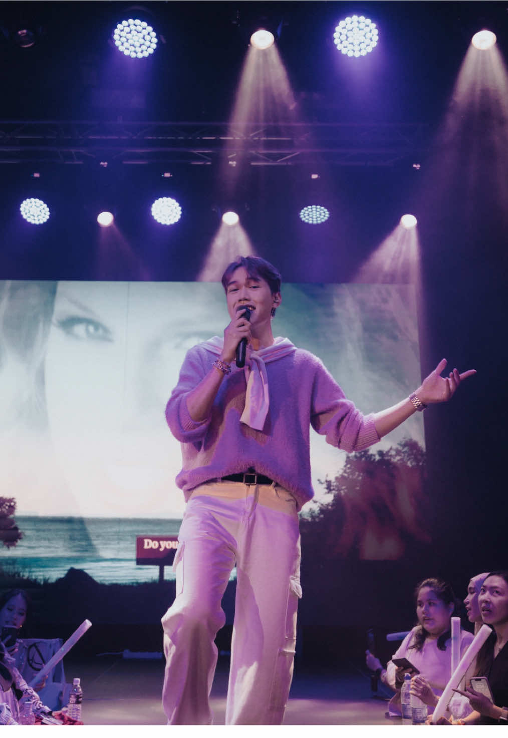 This was 3 days before The Life of a Showgirl announcement, I sang 3 songs, had 3 close friends came to see me perform. Oh Swifties Season’s crowd, you NEVER disappoint!  This SS is celebrating Taylor got back all her masters, and for me, this is about taking all my powers back 💜 📸: @vibingmoose  📹: @zhinsadali  #SwiftiesSeason #TaylorSwift @tswiftmalaysia @Taylor Swift 