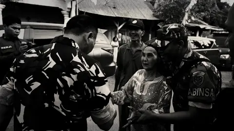 Pandeglang – Pangdam III/Siliwangi Mayjen TNI Kosasih, S.E. berkesempatan pulang kampung ke tanah kelahirannya di Kecamatan Cimanuk, Kabupaten Pandeglang. Dalam kunjungan ini, beliau menyempatkan diri bersilaturahmi dengan keluarga dan sanak saudara di Desa Batubantar, tepatnya di Kp. Cihideung Barat dan Jl. Raya Stasiun Kadu Kacang. #pangdamsiliwangi #kodamsiliwangi #tniindonesia🇮🇩 #pandeglang #pulangkampung 