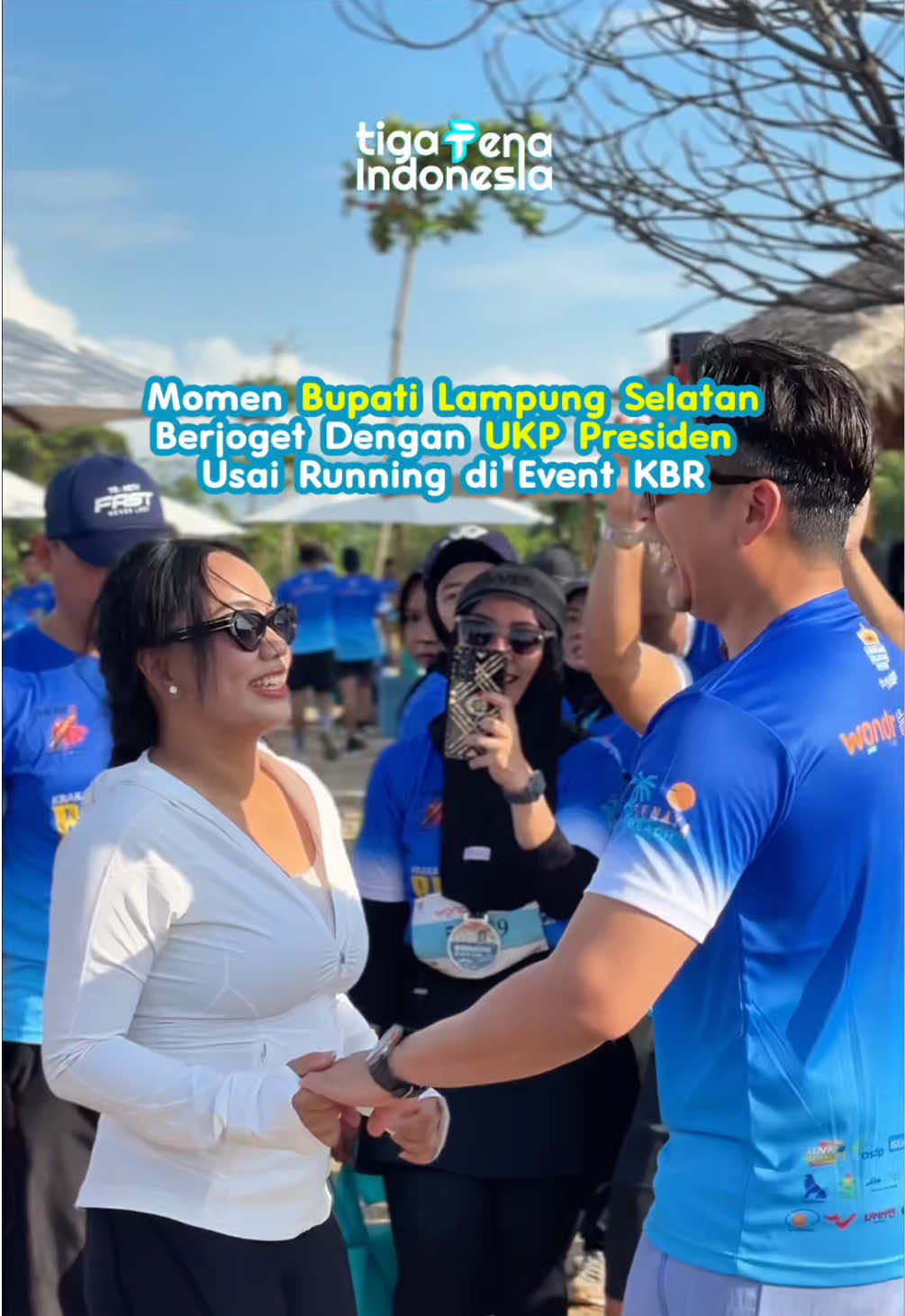 Momen kebersamaan usai lari di Krakatau Beach Run 2025, Bupati Lampung Selatan Radityo Egi Pratama dan Utusan Khusus Presiden Bidang Pariwisata Zita Anjani ikut berjoget bersama peserta. ©️Content | Tiga Pena Indonesia #KrakatauBeachRun2025 #LampungSelatan #PariwisataIndonesia #FunRun #BeachRun   