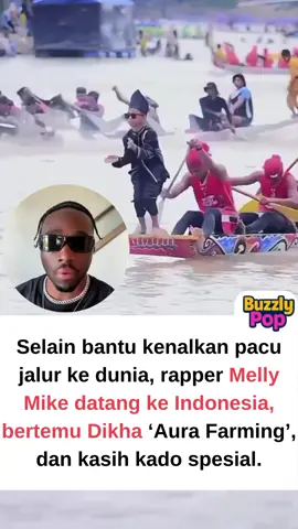 Momen manis terjadi di Festival Pacu Jalur 2025 — rapper asal AS, Melly Mike, tiba di Kuansing dan langsung bertemu Dikha, bocah viral dengan tarian aura farming. Malam itu, Mike memberikan video game kepada Dikha sambil memeluk hangat—momen sederhana yang bikin hati hangat. Kedatangan Mike pun mendapat sambutan hangat dari Kapolda dan Gubernur Riau, dan jadi bukti nyata bagaimana budaya lokal bisa menyatukan dunia dan anak muda lewat kreativitas. Bagi kamu yang nonton, apakah menurut kamu kolaborasi seperti ini lebih membanggakan daripada sekadar konser biasa? 💬 Share vibes kamu di kolom komentar! #BuzzlyPop #PopCulture #HotTopic #Trending #AnakMuda Sumber : Detik.com – Momen Rapper Melly Mike Bertemu Dikha Bocah Pacu Jalur dan Beri Kado