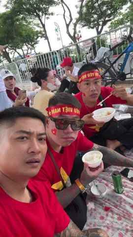 Có mỗi mâm cơm từ 12h trưa đến 12h đêm nên ae và chậm thôi 🤭 #999cachxintienvk #vkckhaihuoc #giadinhkunkenkin 
