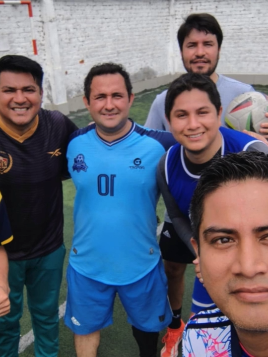 Con el barrio despúes de tiempo que partidazo eh como siempre de hijos los tengo jajajaaj ya no corren que pasa jajajajajaja que waskita 😎🤟⚽🍻 fin de mes en cocina de doña rosita te vas a quedar con la boca abierta que tal cambio 🤣🤣🤣