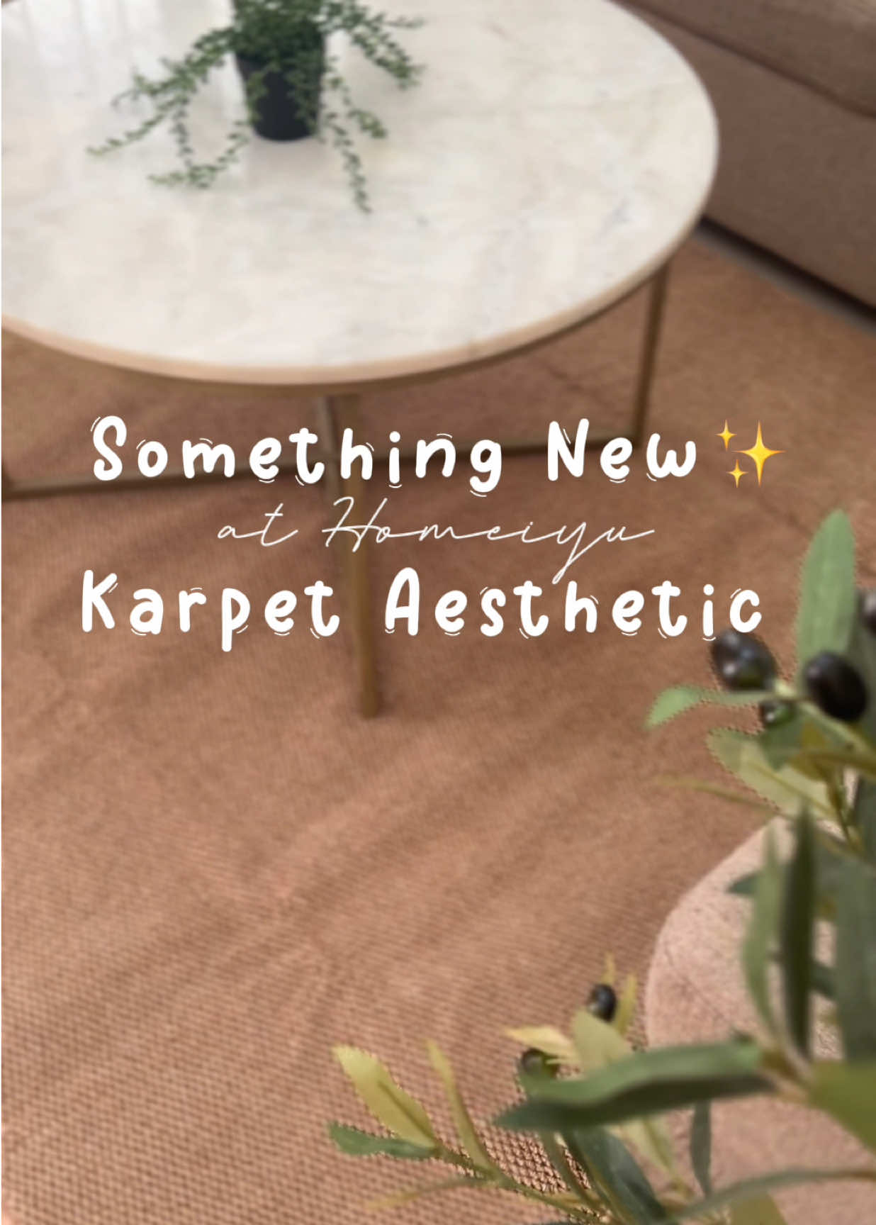 Karpet aesthetic ruang tamu di Homeiyu. ✨👌🏻 Something new lagi di Homeiyu, Hihi Suka banget koleksi karpet, ini salah satunya. Menurutku karpet itu salah satu nyawa dari suatu ruangan. Jadi, kalo menurutku wajib banget koleksi berbagai macam karpet.  Kalo kamu suka karpet dengan desain anyam gini, wajib juga punya ini sih 😬✨ #karpetaesthetic #karpetanyaman #karpetruangtamu #karpetlantai 