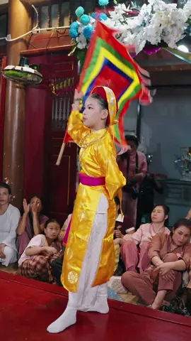Cô đồng cua múa cờ #xuhướng #dongcongocdiep #codongcua #haudong #tinnguongthomauvietnam 