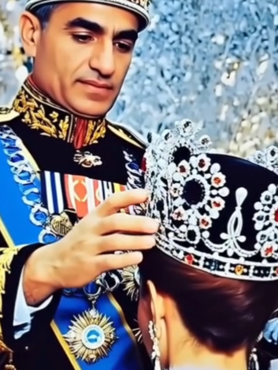 محمد رضا شاه پهلوی و شهبانو فرح پهلوی در هنگام تاج گذاری 