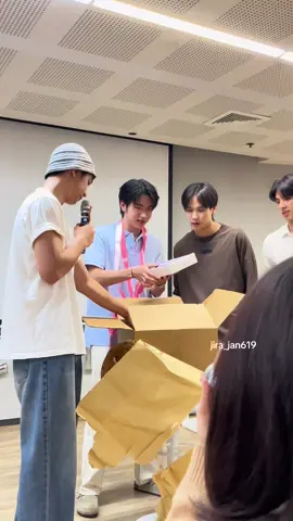 K: ทำไมซื้อไอแพดให้อะ? S: เห็นมัน งอ! Me: ใส่ใจ!! แถมสลักชื่อเฉพาะเลยด้วย Limited เฉพาพเวอร์  ปล.ขออภัยในเสียง THE STORY OF KEEN 2005 ##KeenBackto2005s##sea_ta_lay##keenkeno#seakeen @Keen Keno @penraikrab 