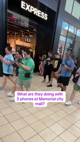 How much they make a day? 😭😂 People walking with so many phones and tablets at Memorial city mall in Houston Texas. #houston #memorialcitymall #houstontx🇺🇸 #pokemongo #thegalleriamall 