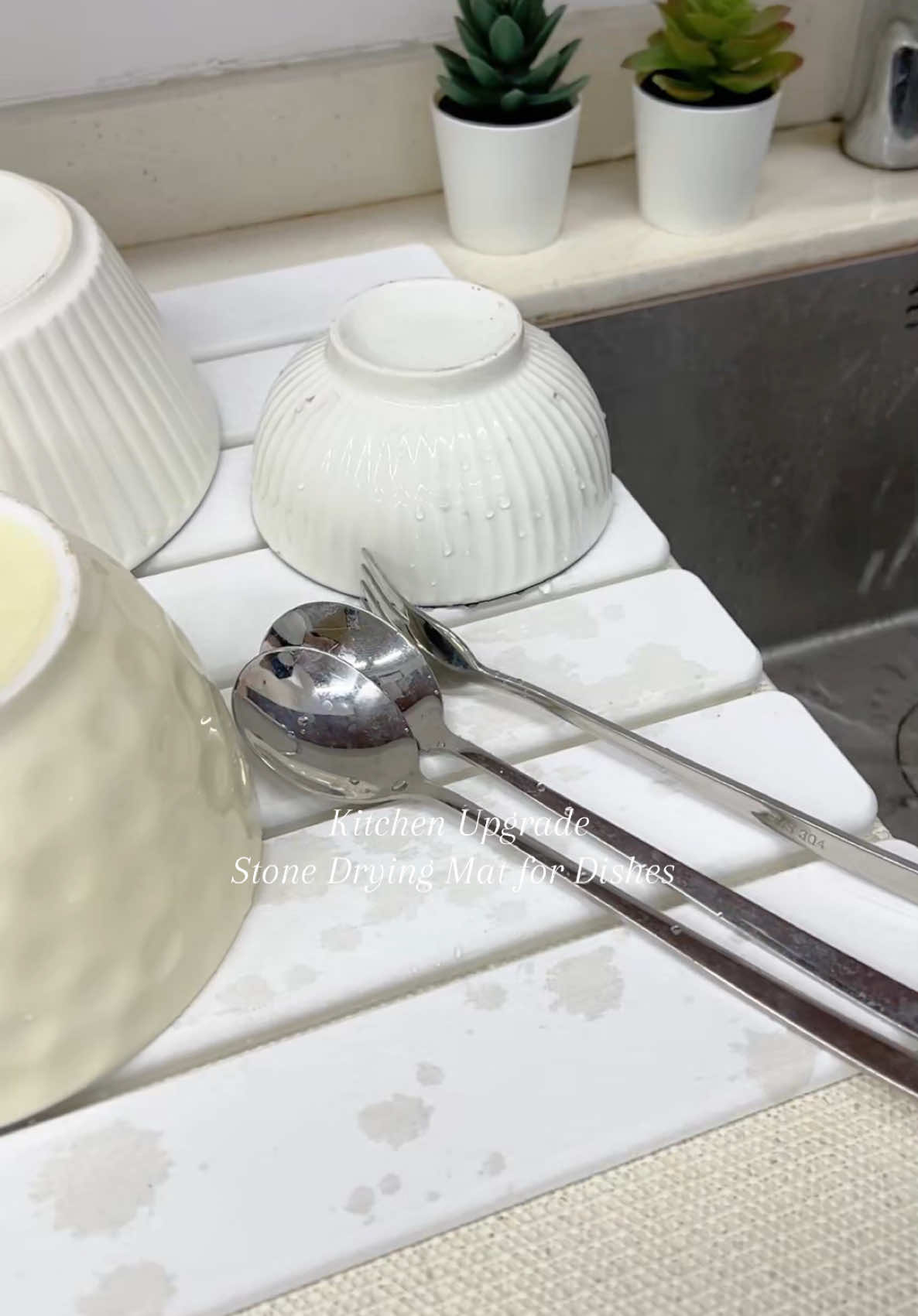 It’s so funny that the stone can abosort all water in a second 💁🏻‍♀️🤍✨#foryoupage #tiktokmademebuyit #fyp #KitchenHacks #kitchenorganization #kitchengadgets #kitchenremodel #kitchendecor #sinkcleaning #dishdryingmat #stonedryingmat #sinkclean #dishwashertips 