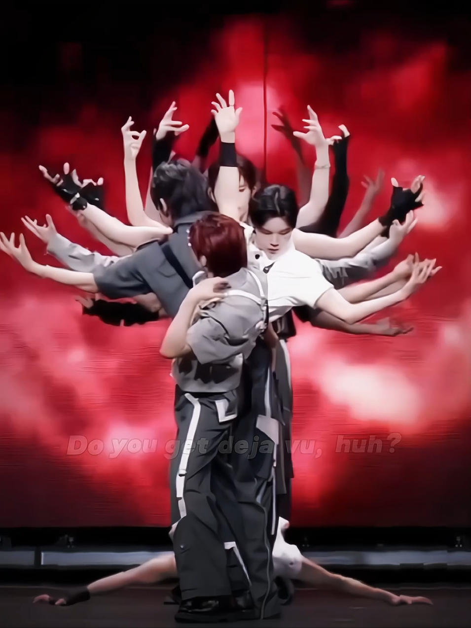 pohon itu kembali lagi, tapi dengan orang dan grup yang berbeda 💔 #weareone #exo #exol #25smtr #wolf 