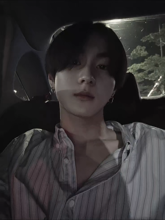 lnjutan | POV: Bulan demi bulan berlalu. Kini kamu sudah menjadi seorang mahasiswa semester awal, sedangkan Jungwon mulai sibuk dengan pekerjaannya. Begitu pula dengan hubungan kalian—backstreet yang sudah berjalan sudah setahun tanpa satu pun kecurigaan dari orang tua maupun abangmu. Kalian bermain terlalu bersih. Jungwon tahu betul bagaimana caranya mengontrol diri di depan keluargamu, menjaga perannya sebagai “sahabat abangmu” tanpa celah sedikit pun. Banyak orang percaya bahwa hubungan backstreet jarang bertahan lama—cepat atau lambat biasanya berakhir, seiring perasaan yang pudar. Tapi tidak dengan Jungwon. Anehnya, semakin lama justru cintanya padamu kian dalam. Awalnya kamu berpikir kehidupan sebagai mahasiswa akan terasa berat dan penuh tekanan. Namun kenyataannya berbeda. Kehadiran Jungwon membuat hari-harimu jauh lebih ringan. Semua terasa lebih sederhana ketika ada dia. ——— hari itu, rumahmu sepi dan hanya ada kamu dengan jungwon. kamu sedang sibuk membuat mie instan. Jungwon tiba-tiba datang dari belakang, melingkarkan tangannya di pinggangmu. “kak, jangan ganggu,” kamu protes sambil nyengir. Dia menempelkan dagunya di pundakmu, menghirup aroma parfummu. “biarin. aku lebih suka wangi kamu daripada mie yang kamu bikin.” Wajahmu langsung panas. Kamu mendorong pelan tangannya. “ih, dangdut banget tau ga.” Dia hanya terkekeh, “cuma buat kamu aku bisa gini.” ——— Sore itu hujan turun deras. Listrik sempat berkedip, membuat suasana kian sunyi. Kalian duduk berdua di ayunan taman belakang rumahmu, memperhatikan derasnya hujan. Jungwon menarik tubuhmu ke dalam pelukannya, mengelus lembut lenganmu. “biar anget,” gumamnya. Kamu menoleh cepat. “halah modus kamu kak, pengen peluk-peluk aku aja.” Dia nyengir, menunduk sedikit mendekat. “jangan buka kartu, ah.” Kamu hendak membalas omelannya, tapi dia keburu mencuri kecupan singkat di bibirmu. Degup jantungmu kacau. “kak! nyosor mulu,” katamu refleks. Jungwon hanya menatapmu sambil nyengir jahil. ——— Semua berjalan baik-baik saja sampai hari itu datang. Ayahmu menjodohkanmu dengan anak rekan bisnisnya. Kamu memilih diam, belum berani memberitahu Jungwon. Namun kabar itu lebih dulu sampai ke telinganya melalui abangmu, Jay. Malam itu, rumah sepi. Orang tuamu pergi menghadiri acara bisnis, sementara abangmu lembur di kantor. Saat ketukan pintu terdengar, kamu mengira itu ayah dan ibumu. Nyatanya bukan—itu dia, Jungwon. Begitu pintu terbuka, dia langsung mendorong tubuhmu hingga tersandar ke dinding. Matanya merah, penuh amarah, menatapmu dalam. “lo dijodohin?” suaranya memecah keheningan. “i-iya.. tapi aku ga setuju. aku bakal nolak, kak,” suaramu bergetar. “y/n, kata abang lo ini udah paten. gak bisa diubah.” Tatapannya sesaat melunak, sebelum kembali liar. “gimanapun caranya, lo tetap punya gue. gak ada yang bisa ngejauhin lo dari gue.” Ada rasa takut dalam dirimu, tapi juga ada kepercayaan yang tak bisa kamu jelaskan. Dan saat itu, Jungwon melakukan sesuatu yang gila—terlalu gila untuk bisa kamu hentikan. ——— Beberapa bulan setelah kejadian itu, kamu sempat mendiamkannya. Rasa marah, kecewa, dan bingung bercampur jadi satu. Namun semua pecah ketika kamu mendapati dua garis merah di testpack. Kamu gemetar saat menemui Jungwon. “kak.. aku positif hamil,” ucapmu, menunjukkan testpack di tangan. Alih-alih panik, Jungwon justru tersenyum puas. “bagus. aku udah nunggu ini dari lama.” “kak? kamu bakal tanggung jawab, kan?” tanyamu ragu. Dia mengusap rambutmu lembut. “hey, chill, sayang. aku nggak mungkin pergi dari kamu. aku yang bakal ngomong ke orang tua sama abang kamu.” dia lalu menarikmu ke dalam pelukan, dengan sudut bibir terangkat penuh kepuasan. ——— Hari itu akhirnya tiba. Kamu dan Jungwon mengakui semuanya. Ledakan emosi tak terhindarkan—orang tuamu marah besar, sementara abangmu yang merasa dikhianati bahkan memukuli Jungwon. Bagaimana mungkin sahabat yang dia anggap seperti saudara sendiri tega menghamili adiknya? #pov #jungwon #enhypen #fyp #foryou  limit lnjt di komen. pi weekend ditmenin jungwon 🚩🚩