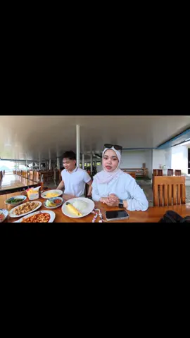 1st stop : lunch with a view at Kedai Daeng Seafood #labuanbajo 