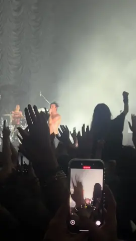 One of the best doin’ it right now #yungblud #live #losangeles #concert #helloheavenhello 