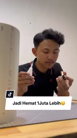 Alhamdulillah gajadi keluar uang sejuta lebih😌 Berawal dari beli cat sama keramik di supermarket bahan bangunan, pas jalan eh ketemu lampu keren ini… tapi daripada beli sepertinya bisa ku bikin sendiri manfaatin bahan-bahan di rumah🤙🏻 Lumayan low budget kan? tapi kalo dari segi kualitas yah jangan tanya lagi, pasti jauh lebih bagus yang nggantung di toko itu cuy🤣 Buat yang suka nanyain di dm, “bang lu jual gak itu lampu gantungnya?” KAGAK!!! kalian beli sendiri aja sono main ke supermarket bahan bangunan😂 #wokecuy #DIY #lampugantung #makeoverrumah #furniture 