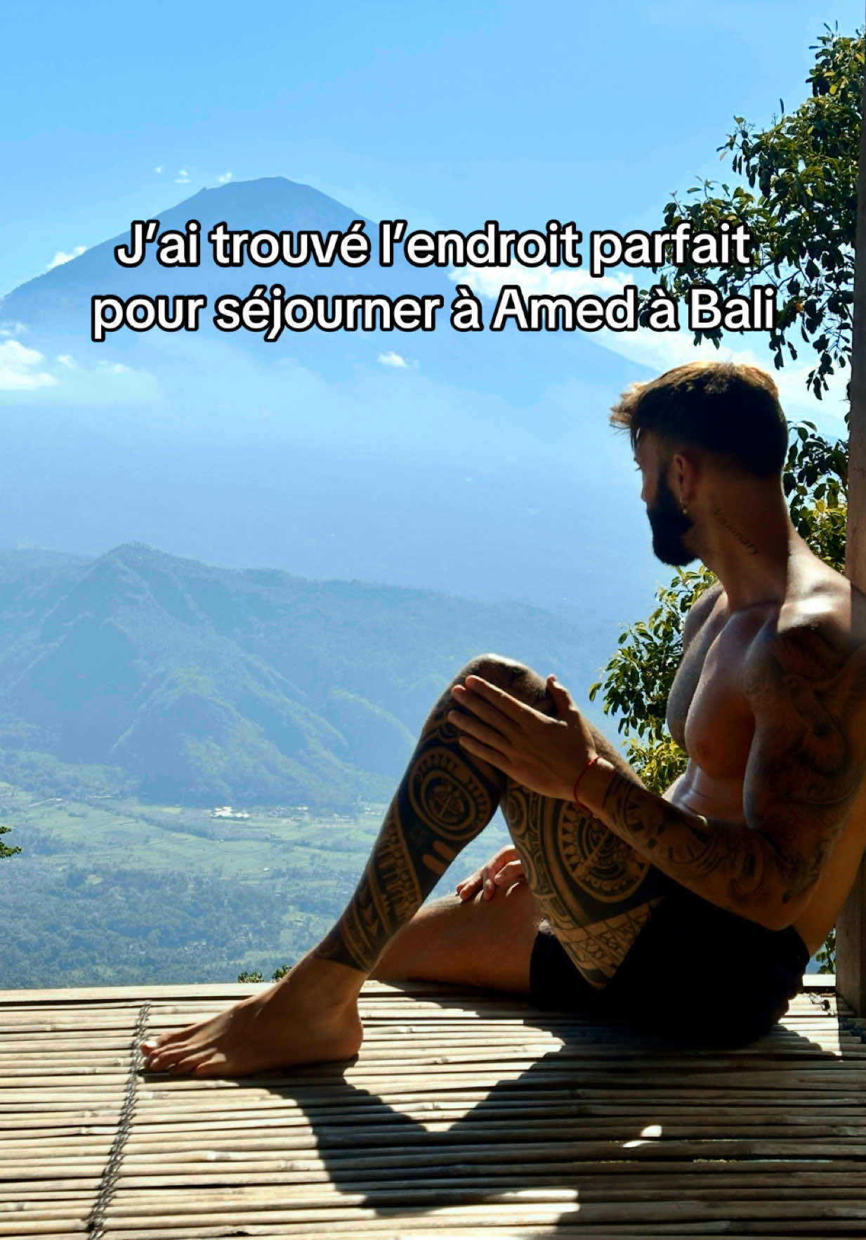 Tu peux les contacter sur Instagram à Julim.aura Enregistre cet endroit de rêve pour ton prochain voyage à Bali 💛 Une villa incroyable à Amed, entre l’océan et la vue magique sur le volcan Agung 🌊🌋 Un cadre unique, parfait pour profiter de la tranquillité et des paysages à couper le souffle. #AmedBali #MountAgungView #BaliVilla #visitbali 