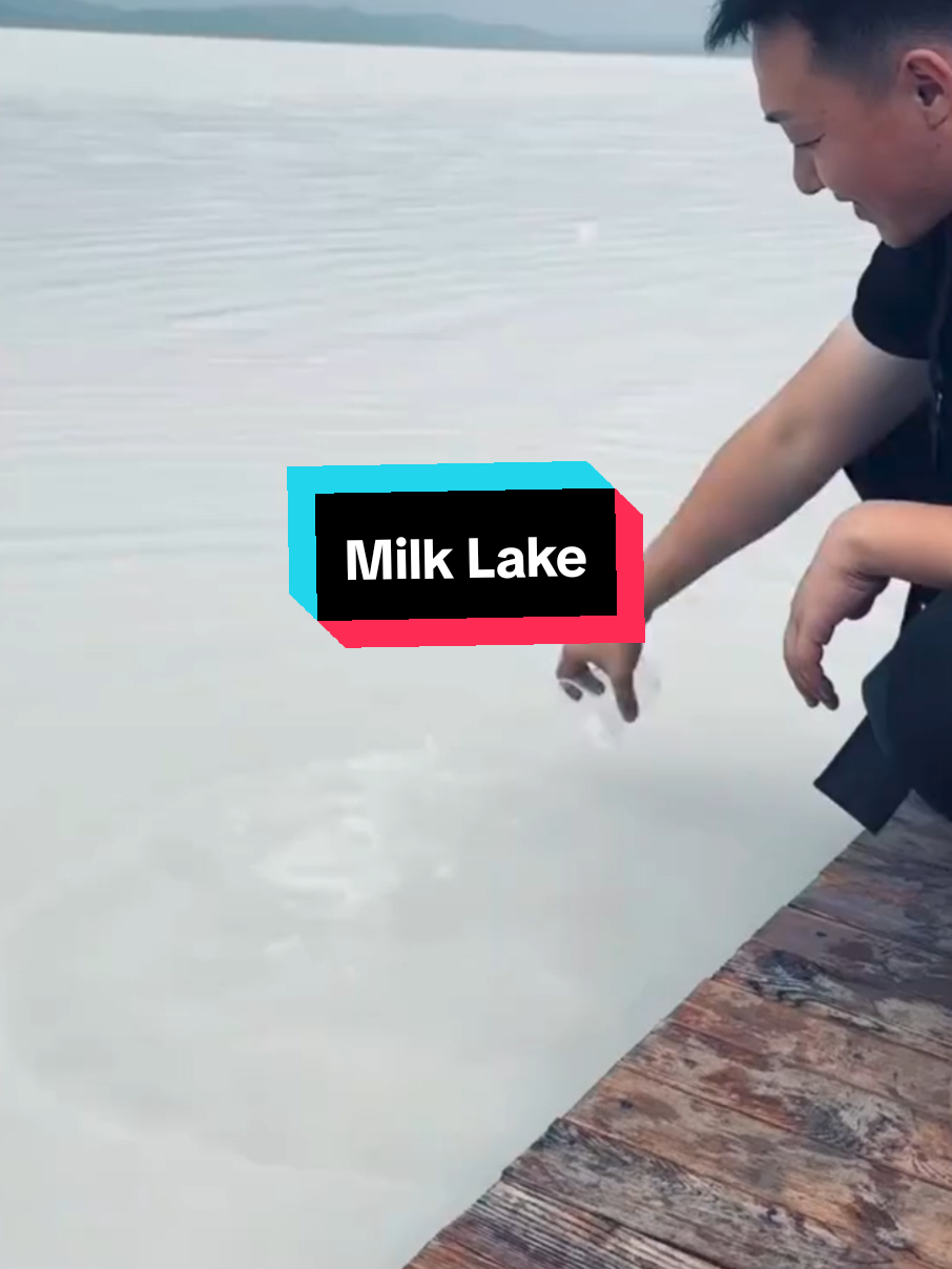 Sebuah danau berwarna putih seperti susu 🥛, tapi ini bukan ilusi ✨ Ini keajaiban alam yang benar-benar nyata 🌍 Siap menjelajah yang tak biasa? 🚶‍♂️🌫️