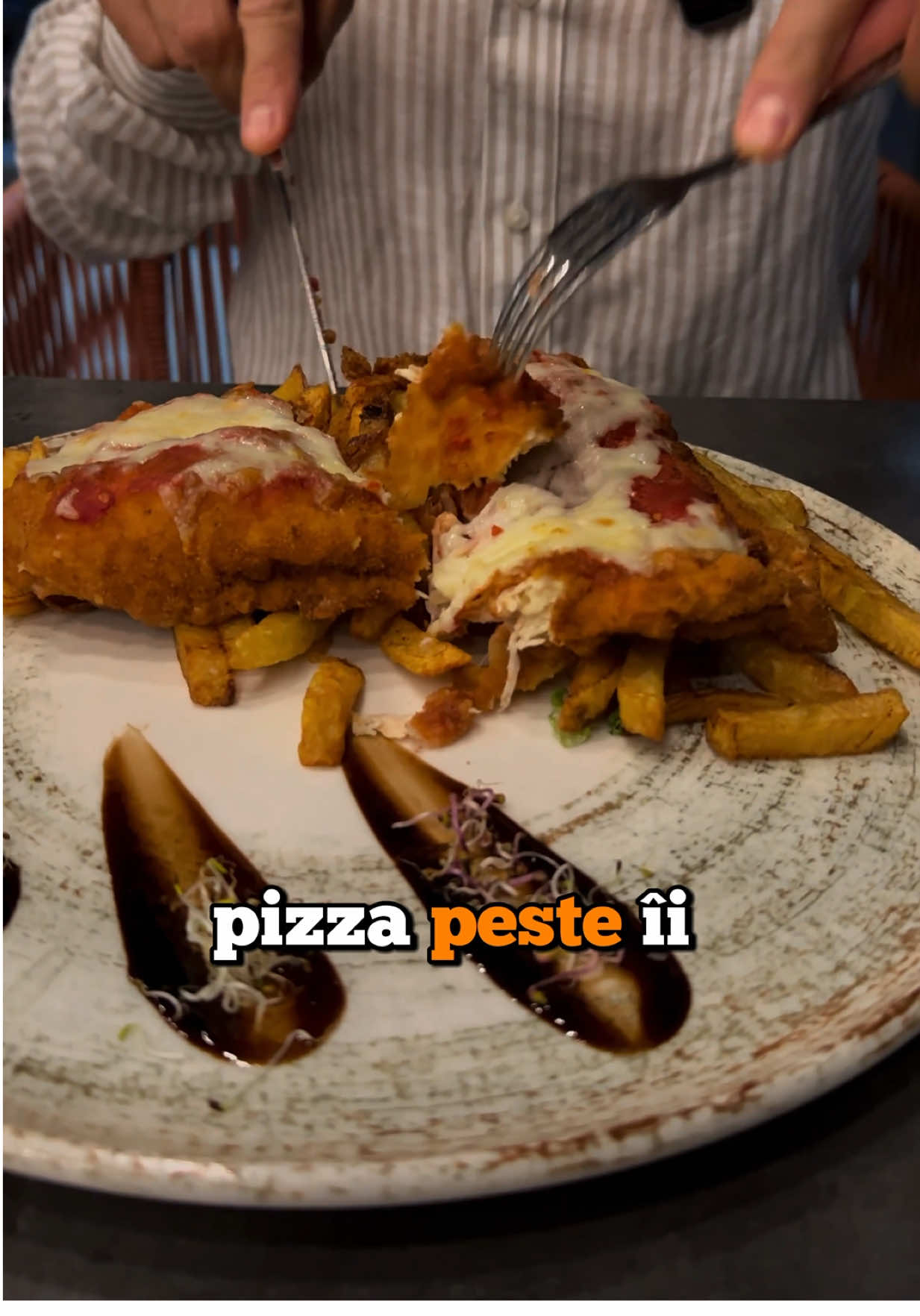 ✨🍽️ Șnițel Avy cu Mozzarella, Sos de Roșii și Cartofi Prăjiți 🍟🧀 Un preparat generos și savuros: șnițel de pui fraged, în crustă aurie 🐔🥚, acoperit cu strat cremos de mozzarella topită 🧀 și sos aromat de roșii 🍅. Alături, cartofi pai crocanți 🥔🍟, pentru o combinație clasică și irezistibilă. 🔥 Porție XXL – 410 gr 💸 52 lei 👉 Perfect pentru cei care vor un fel de mâncare sățios, cu gust autentic și plating elegant. 🍴 Hai să-l încerci și tu! Rezervă-ți masa la Avy Wine & Dine și răsfață-te cu un preparat care îți va cuceri papilele gustative! #fyp 