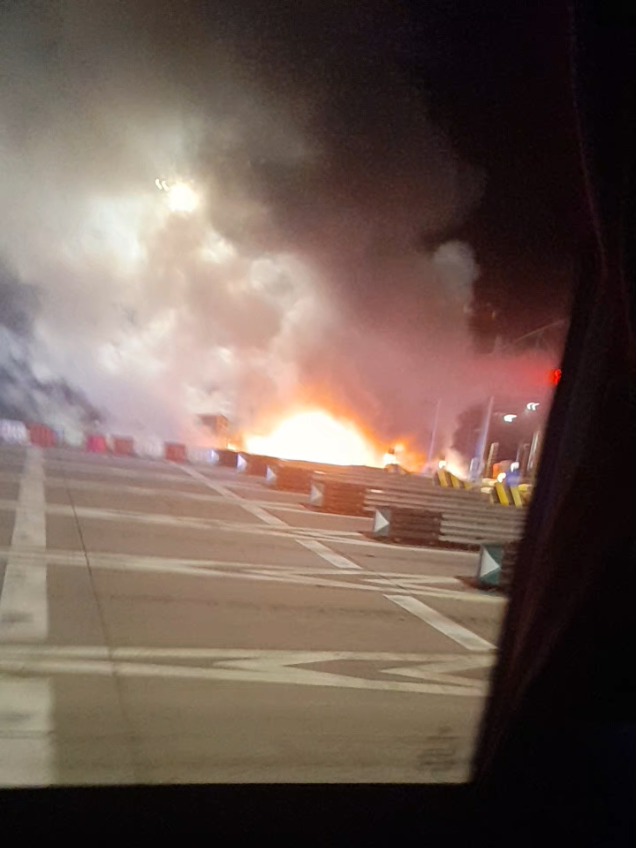 Tir staranował bramki i stanął w płomieniach. Zginęła 1 osoba kierowca. Nagrane to było o 23:17 doszło do wypadku 22:55 #pożar #tir 