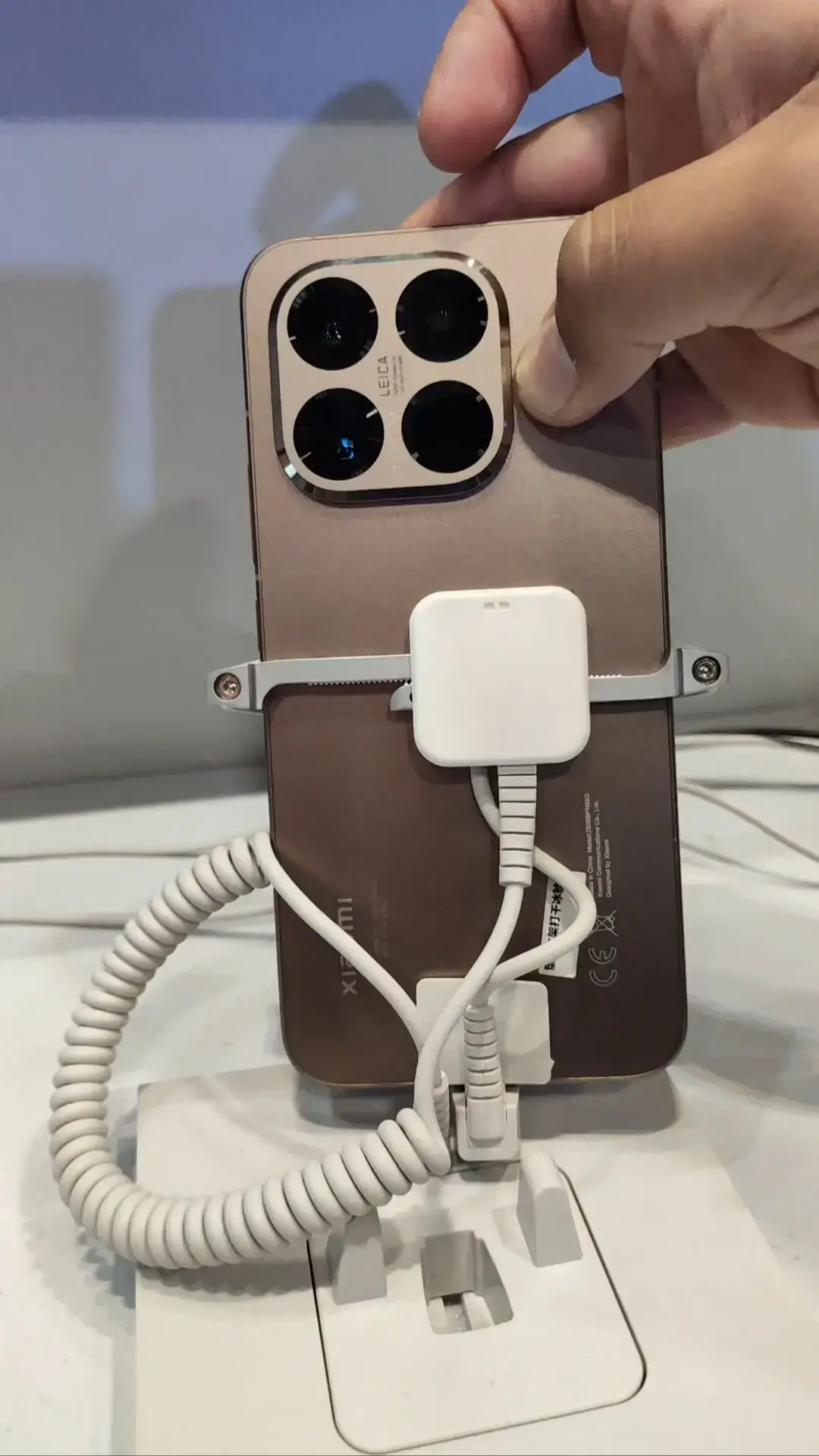 Xiaomi 15T Pro : ✅ Dimensity 9400+ ✅ 50MP OVX9100 + 13MP UW + 50MP JN5 5x telephoto ✅ 5500mAh🔋90W ✅ HRR flat oled, IP69, metal frame Xiaomi 15T : ✅ Dimensity 8400 ✅ 50MP + 13MP + 50MP tele ✅ 5500mAh🔋67W ✅ HRR flat OLED, IP69, plastic frame Both will get 32MP🤳(likely)