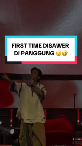 First time disawer pas nyanyi.. lil konfyus, lanjut nyanyi apa ngitung duit dulu 💸💸💸😭 #vidialdiano #vidipenyanyi #longervideosontiktok 
