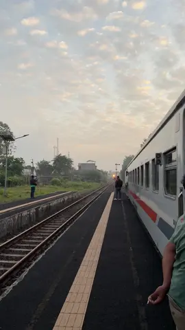 Spil foto perjalanan kalian waktu naik kereta 👇#keretaapiindonesia #fyp 
