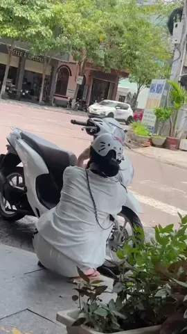 thà ngồi đợi trời mát chứ nhất định không dang nắng.