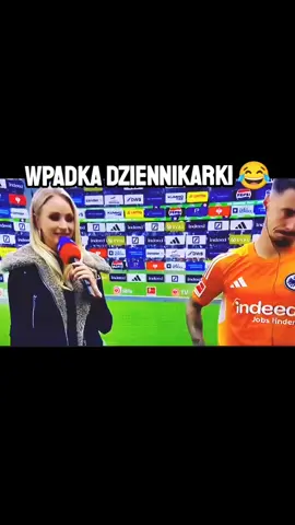 😂 Ależ wpadka w niemieckiej TV! 📺  Kapitan Werderu Brema, Marco Friedl, po przegranej 1:4 wymienił się koszulkami z bramkarzem Frankfurtu, Michaelem Zetterem (były kolega z drużyny). Gdy Pani dziennikarz zapytała go, czy cieszy się ze zwycięstwa, Friedl zripostował: „Jestem zawodnikiem Werderu Brema, na wypadek, gdybyś nie wiedziała”! 😎  #PiłkaNożna #WerderBremen #Gafa #Bundesliga 