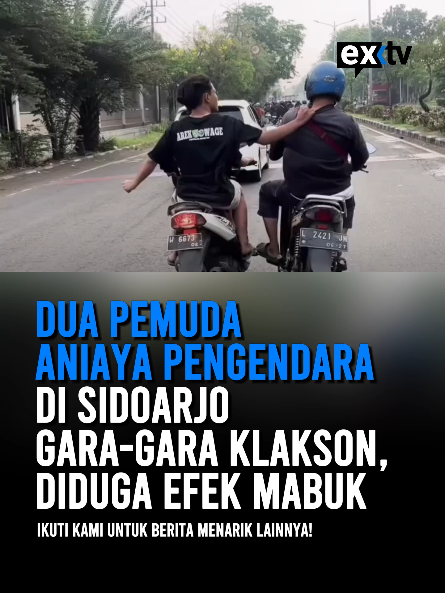 Insiden peng3r*yokan di jalan raya Sidoarjo kembali jadi sorotan. Pada Sabtu (23/8/2025) sekitar pukul 06.45 WIB, dua pemuda yang berboncengan motor diduga melakukan peng4n*ayaan terhadap seorang pengendara lain hanya karena masalah sepele, yakni tidak terima diklakson. Kronologi insiden berawal saat kedua pemuda tersebut keluar dari gapura Desa Banjarkemantren menuju jalan raya dengan kecepatan cukup tinggi. Motor yang dikendarai oleng dan hampir menyerempet pengendara lain yang berjalan pelan dari arah Bulog – Gedangan. Karena merasa terancam, pengendara berhelm biru memberikan klakson sebagai tanda peringatan. Namun, bukannya menyadari kesalahan, kedua pemuda itu justru emosi dan mengejar korban. Mereka menarik baju korban hingga melakukan pemukulan di tengah jalan raya. Peristiwa ini sontak menarik perhatian warga sekitar. Sejumlah orang berusaha melerai dan bahkan berteriak menghentikan aksi brutal tersebut. Beruntung, pelaku akhirnya terjatuh di depan sebuah klinik setelah kehilangan keseimbangan. Warga yang berada di lokasi menduga kedua pemuda itu dalam kondisi tidak sadar penuh atau mabuk, karena terdengar melontarkan kata-kata tidak jelas. Peristiwa peng3r*yokan di jalan raya Sidoarjo ini menimbulkan keprihatinan warganet setelah videonya viral di media sosial. Banyak yang menilai tindakan arogansi di jalan raya bisa membahayakan diri sendiri maupun orang lain. Kejadian dua pemuda aniaya pengendara di jalur Banjarkemantren – Gedangan, Sidoarjo ini diharapkan bisa jadi pelajaran penting bagi semua pengendara agar tetap menjaga emosi, menghormati pengguna jalan lain, dan tidak mengambil tindakan kekerasan hanya karena hal sepele. #expressimedia