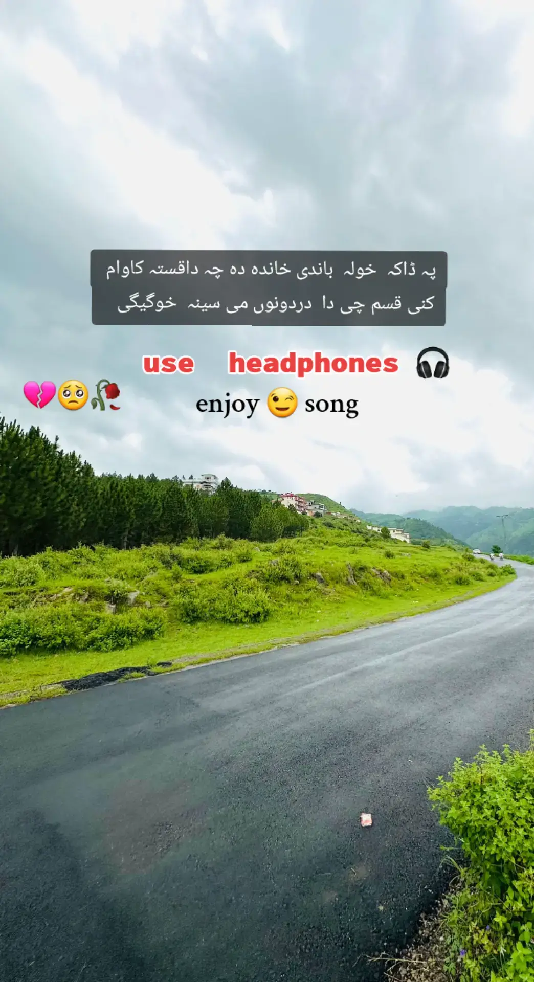 په زړه می د نازونو انګارونه ږدي او ځی دا څوک ده چی په دی قبر کلونه ږدی او ځي څه مينه د منزل څه د حالاتو مجبوري ده جنون می په سکروټو قدمونه ږدی او ځي یادونه لی زما د زړه تر کوره پوری راشی د خیال په دیوالونو می لاسونه ردی او ځی د سترګو په جامونو کی محفل ته شراب راوری به وچو و چو شوند و می پارونه ږدی او ځی د دې غرونو د دغه کړنګونو نه به لویږی چی څوک د لیونو په پلونو پلونه ردی او ځی که نن نه وی سبا به د وفا لاری رنی شی منین چی پری د زرونو مشالونه ږدی او ځي شاعر: صاحب شاه صابر #vidioviral #🥀🦋🖤 #fypシ゚ #1kviews #reposted 