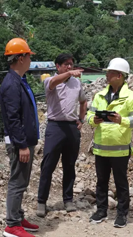 Demonstrating the Administration’s commitment to uncovering the anomalous flood-protection projects nationwide, President Ferdinand R. Marcos Jr. inspects the Rock Shed Project along Kennon Road in Tuba, Benguet on August 24, 2025. #pbbm #rtvm #tiktokphilippines