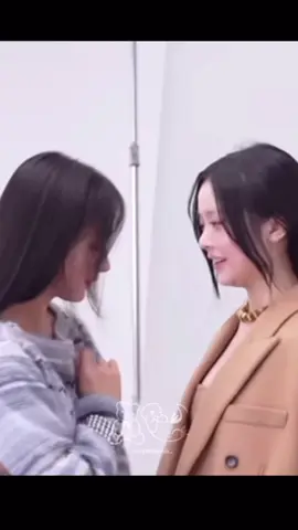 it's nothing guys, she's just CHECKING something🙂#minji #민지 #hanni #하니 #NewJeans 