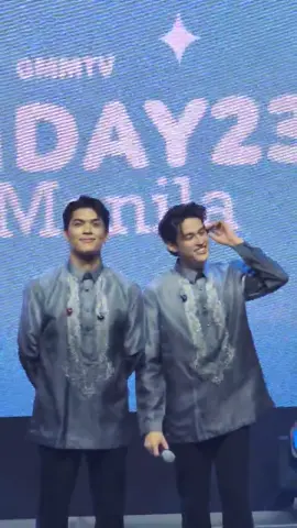 Joss dan Gawin mengenakan Barong Tagalog pemberian penggemar! Mereka terlihat sangat serasi 😍 @Joss Way-Ar @Gawin Caskey  #josswayar #gawincaskey #จอสกวิน #jossgawin #JossGawinFanday23xMANILA #fyp 