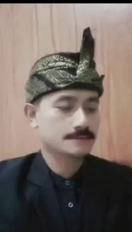 #renungan  Seperti mentari yang menyinari tanpa meminta imbalan, cinta sejati tak pernah memaksa atau menuntut, ia tumbuh dari keikhlasan dan penghormatan. Jika seseorang mencintaimu dengan tulus, ia akan menghargai setiap batasan yang kau tetapkan, memahami bahwa kesucianmu adalah hadiah terindah yang hanya bisa diberikan dengan kerelaan hati. Jangan pernah menyerahkan kesucianmu demi cinta yang palsu, yang hanya berlandaskan nafsu sesaat, karena dirimu jauh lebih berharga dari apapun di dunia ini. Ingatlah, kesucian adalah bagian dari dirimu yang utuh, dan hanya dirimu yang berhak menentukan kepada siapa ia akan dipersembahkan. Bertahanlah pada prinsipmu, kuatkan hatimu, dan percayalah bahwa cinta sejati akan datang pada waktu yang tepat, menghormati, melindungi, dan mencintaimu apa adanya.  bukan karena ada apanya. 