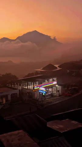 Sunrise di Indomaret paling indah di Indonesia 🌅 . 📍Indomaret Raya Penelokan Kintamani, Bali #Indomaret #IndomaretBali 