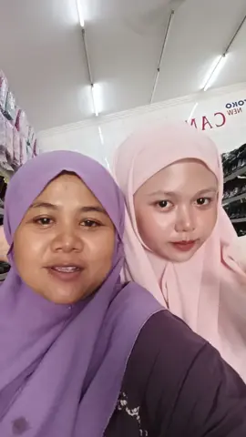 nemenin Kakak Zahra beli sandal dan sepatu impian