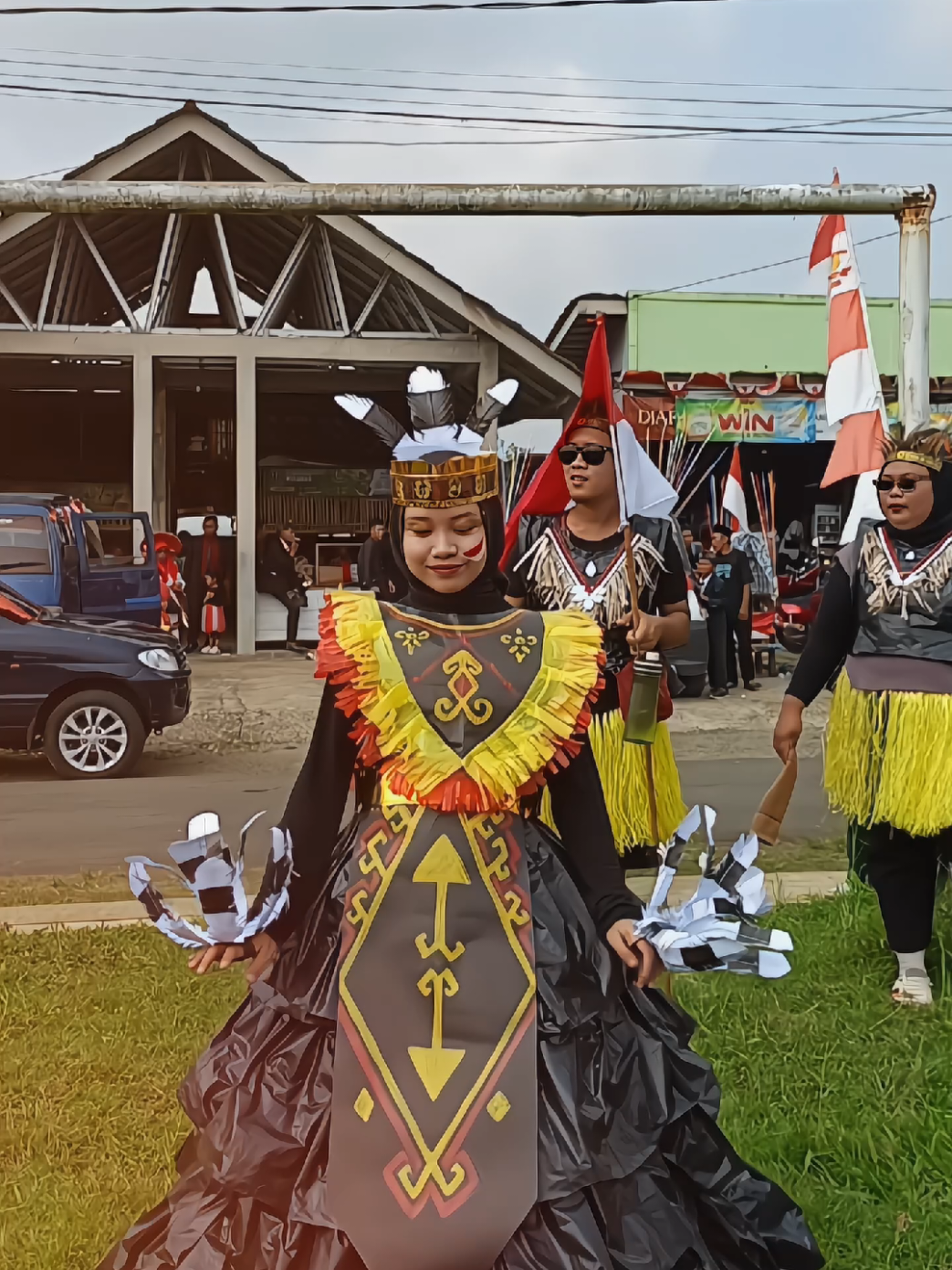 baju kreasi daur ulang adat Suku Dayak, Kalimantan🤍 btw aku pure pake sampah plastik dan kertas guyss, bikin 1 hari doang, alhamdulillah selesaii😖 #kostumdaurulang #adatdayak #fyp #daurulang #bajuadat #kalimantan 