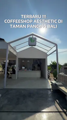 Bali emang ga bisa diem ya, selalu aja yang terbaru. Coffeeshop baru ini lokasinya di taman pancing. Jarang jarang ada coffeeshop di kawasan ini. Tempat nya lucu, clean dengan warna putih bersih. Cuma agak berdebu karena pinggir jalan dan pohon nya belom rindang. Sore sih enak kesini sambil liat orang pulang kerja dan mancing. Sore juga ga terlalu panas dibanding pagi hari. Btw ini cabang ke 2 mereka, sebelum nya mereka sudah sukses di pulau Batanta, sekarang cabang ke 2 mereka. Jadi kapan kalian kesini. #brandes #brandescoffee #tamanpancing #balicoffeeshop #terbaru 