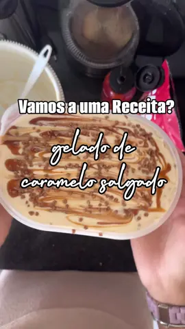 Vamos a uma receita?  ✨Gelado/ Musse de Caramelo Salgado/ Doce de Leite ✨ Uma sobremesa digna de chef com apenas 2-4 ingredientes ! - 2 pacotes de natas  - 1 pacote de leite condensado cozido  E se quiserem levar as coisas a outro nível : - Caramel Crunch e Topping de Caramelo Salgado da @prozisportugal @Prozis_official  #receitas #gelado #dicas #caramelo #docedeleite 