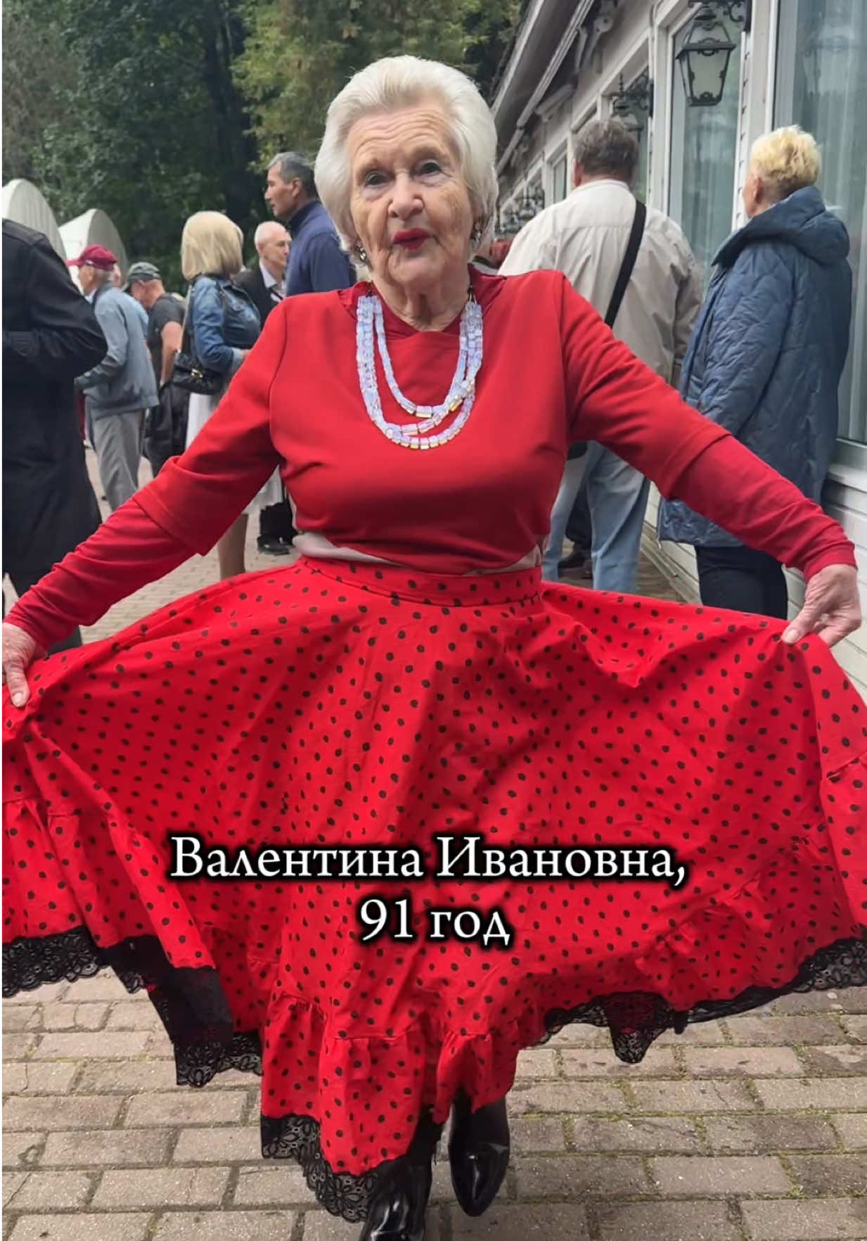 ❤️Sokolniki. Валентина Ивановна, 91 год. Мне всегда 18, остальное стаж #танцплощадка #tiktokdance #сокольники #танцы #usa🇺🇸 