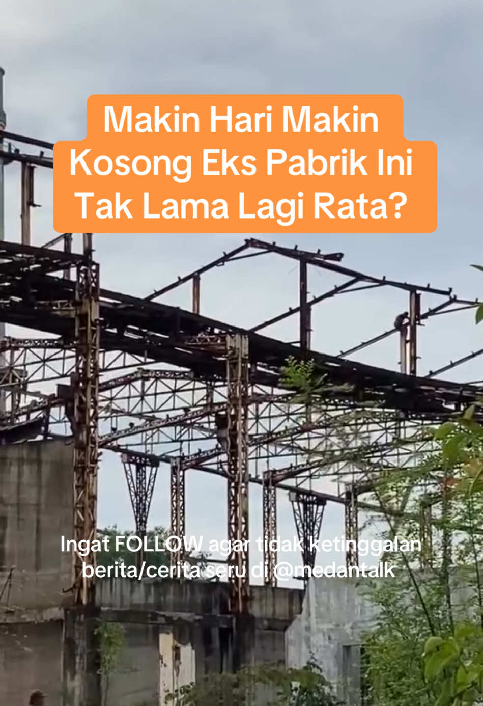 Eks Pabrik Medan yang di jarah besinya terlihat makin hari makin kosong Diduga tak lama lagi akan rata  Menurut anda itu total berapa ton besi yang di bongkar gotong royong? + Agar jangkauan postingan ini bisa meluas, jangan lupa untuk selalu like setiap postingan kami dan juga tinggalkanlah komentar meski hanya sekedar emoticon.  Ingat FOLLOW agar tidak ketinggalan berita/cerita seru di @medantalk  #cerita #medan