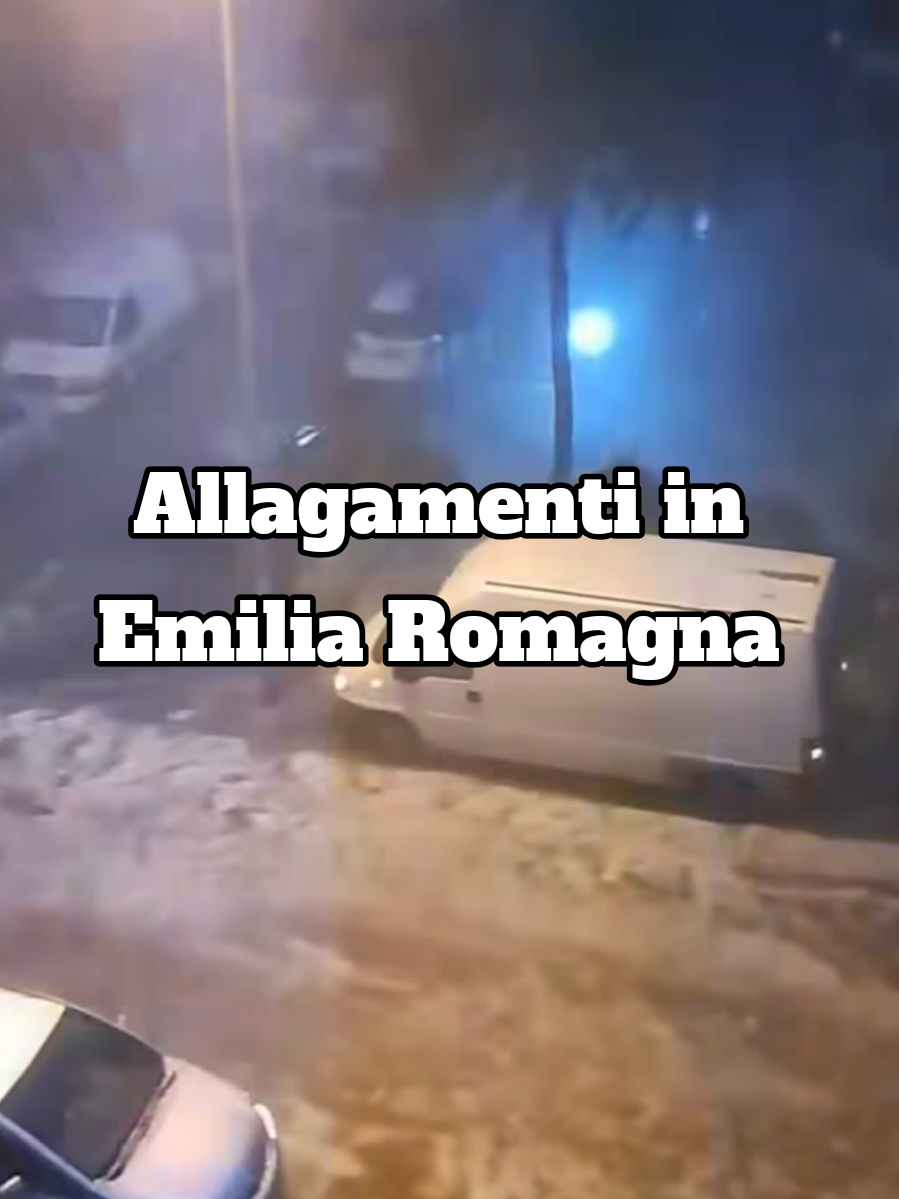 ++ Forte temporale sulla Romagna, grandine e strade allagate ++ Colpite la zona di Ravenna e in particolare Rimini (ANSA) - BOLOGNA, 24 AGO - Un potente e improvviso temporale con vento e grandine si è abbattuto prima dell'alba, dalle 4.30, sulla costa romagnola, prima sulla zona di Ravenna e Cervia e poi con particolare violenza sulla provincia di Rimini, provocando allagamenti. Sono caduti alberi e le strade in alcune zone si sono trasformate in fiumi, con disagi alla circolazione. Si sta cercando di capire se ci sono stati danni più gravi. (ANSA). #temporale  #alluvione  #emiliaromagna 